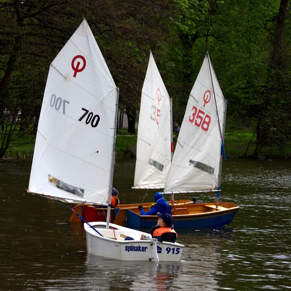 Optimisty z numerami 700 i 358 na stawie
